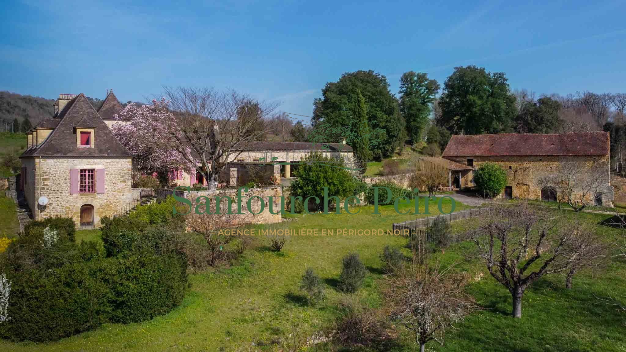 Commerce à vendre à Vitrac, 181 m², 8 pièces – photo 1 sur 40