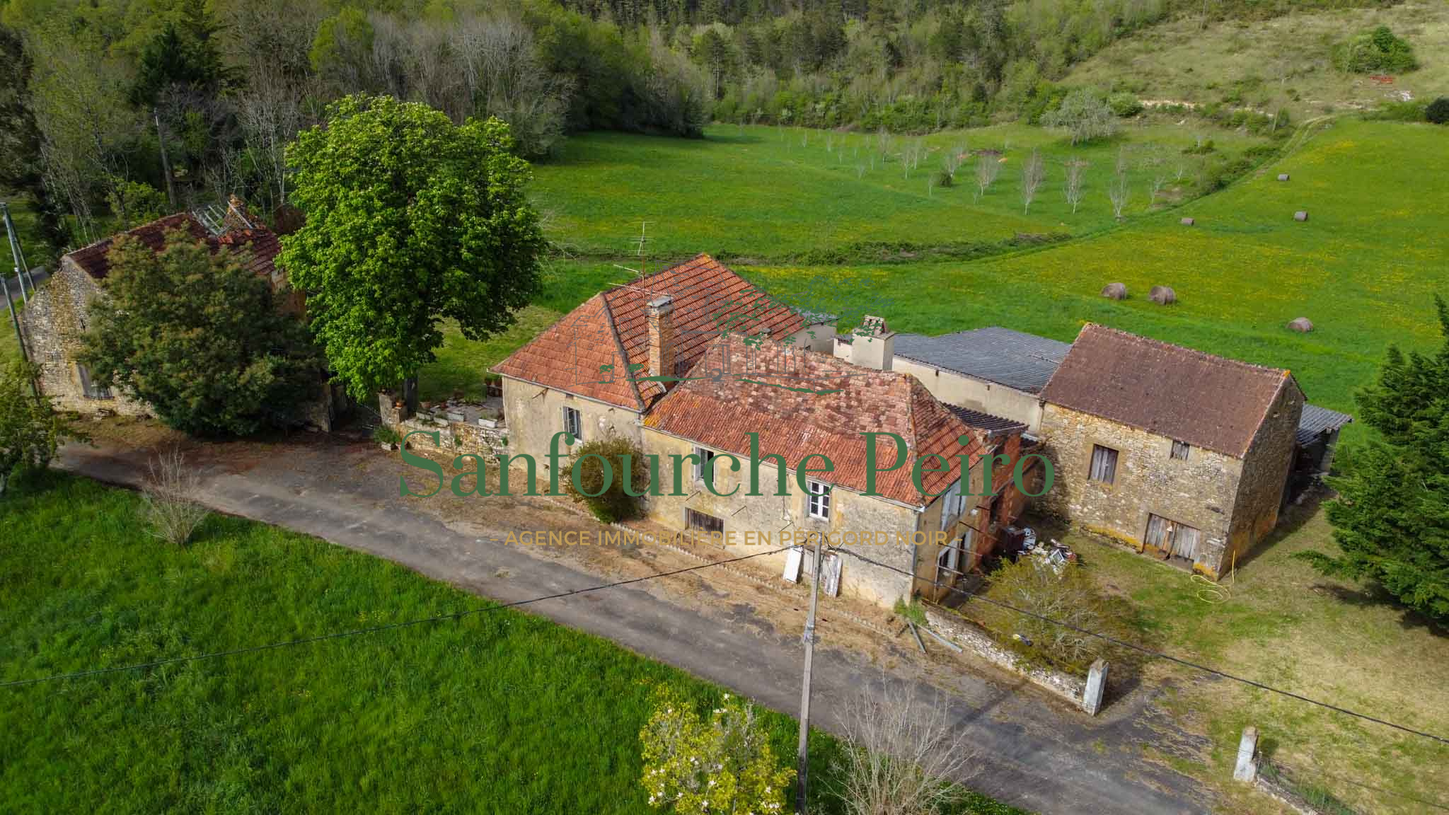 Maison à vendre à Sarlat la caneda, 1 m², 8 pièces – photo 1 sur 23