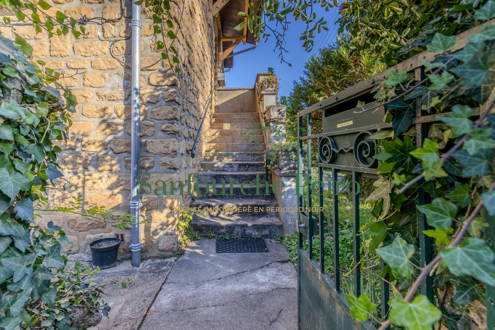 Maison à vendre à Sarlat la caneda, 178,98 m², 11 pièces – photo 2 sur 13
