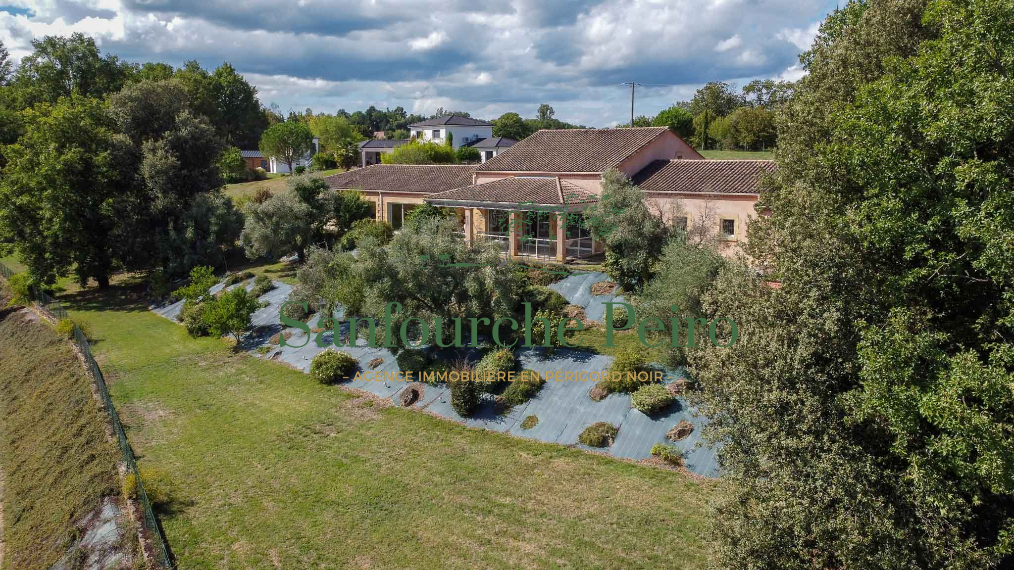 Maison à vendre à Sarlat la caneda, 237,36 m², 7 pièces – photo 1 sur 30