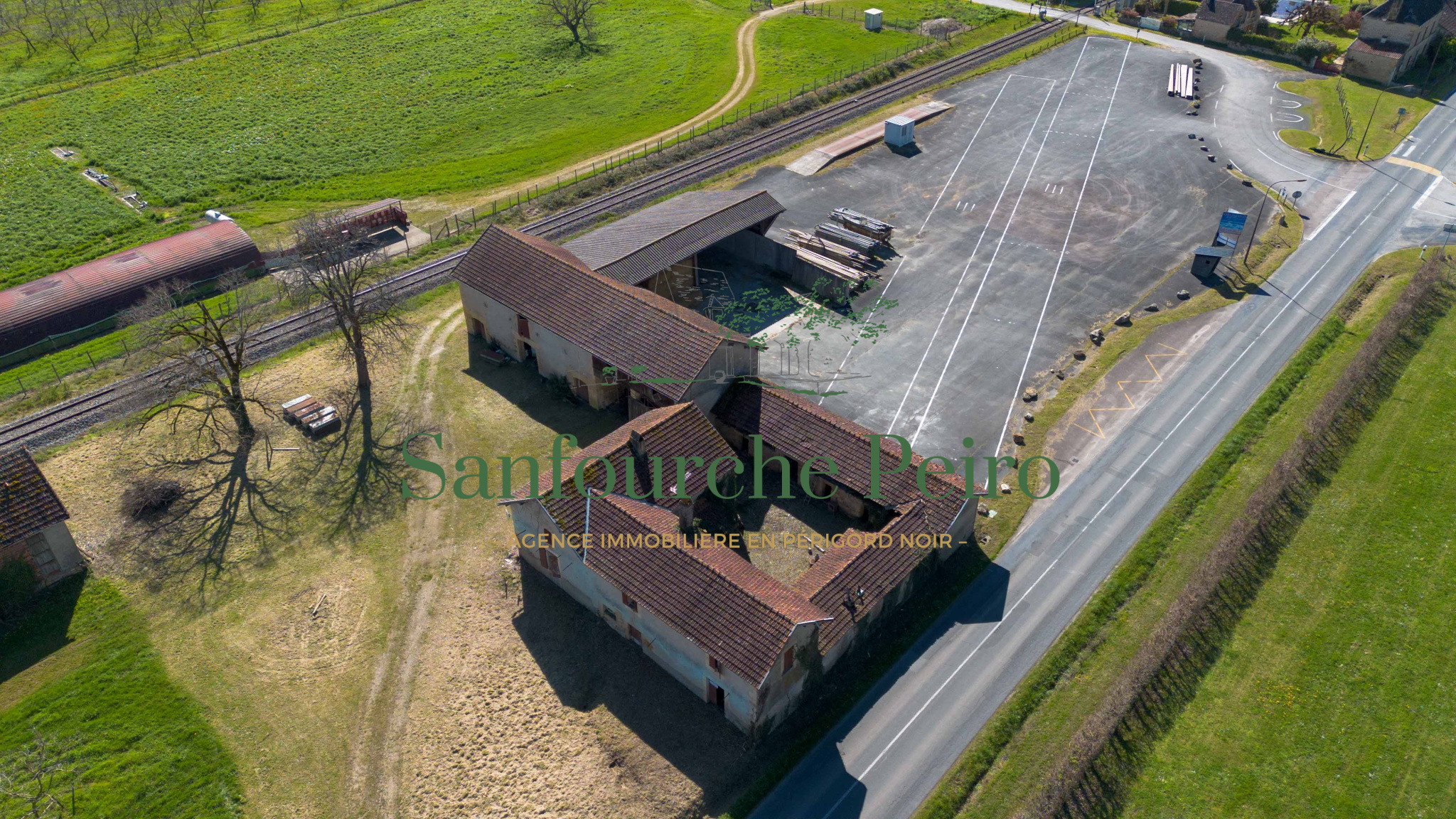 Commerce à vendre à Sarlat la caneda, 140 m², 4 pièces – photo 1 sur 28