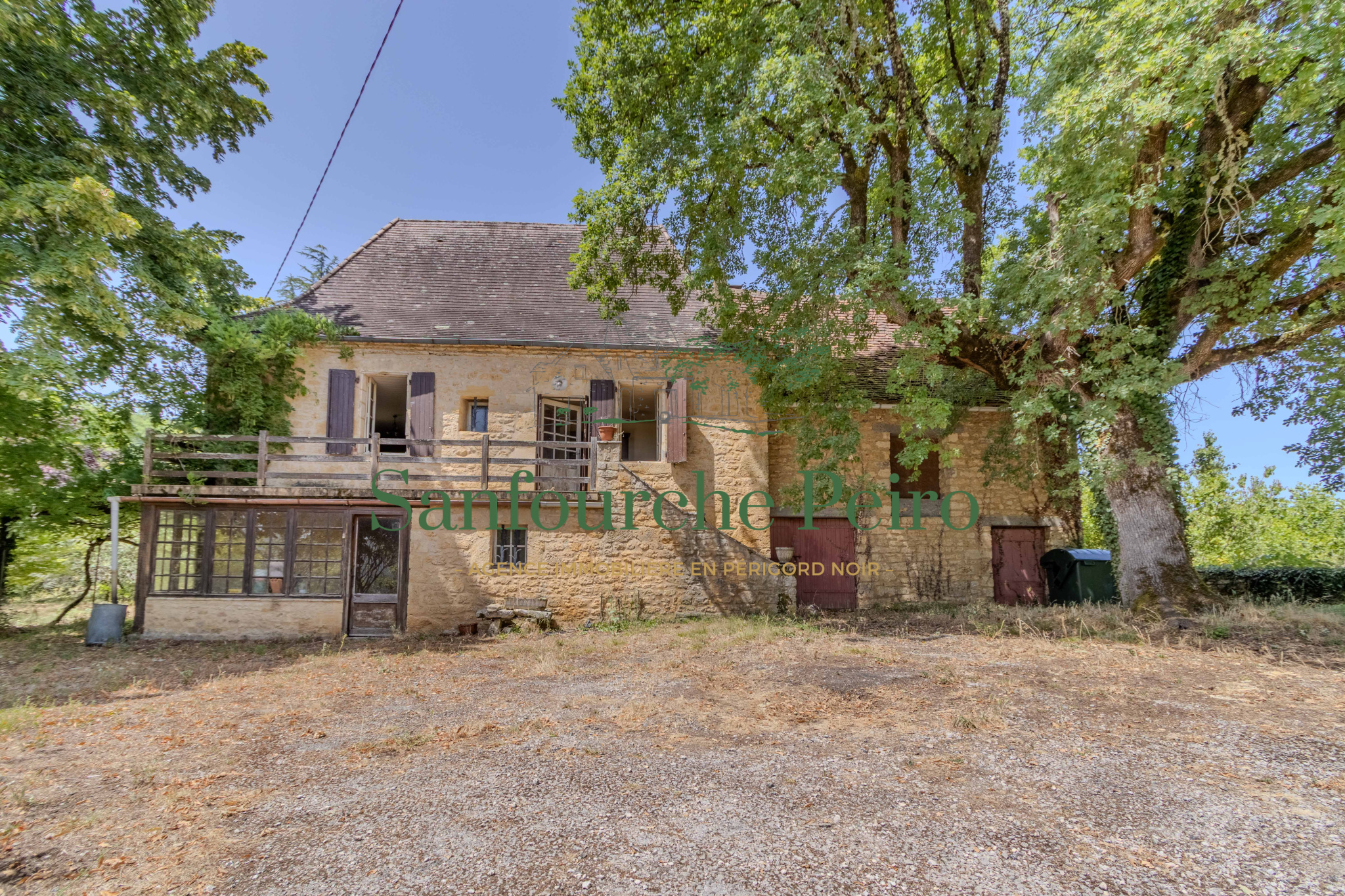 A 10 km au sud-ouest de Sarlat, vallée de la Dordogne