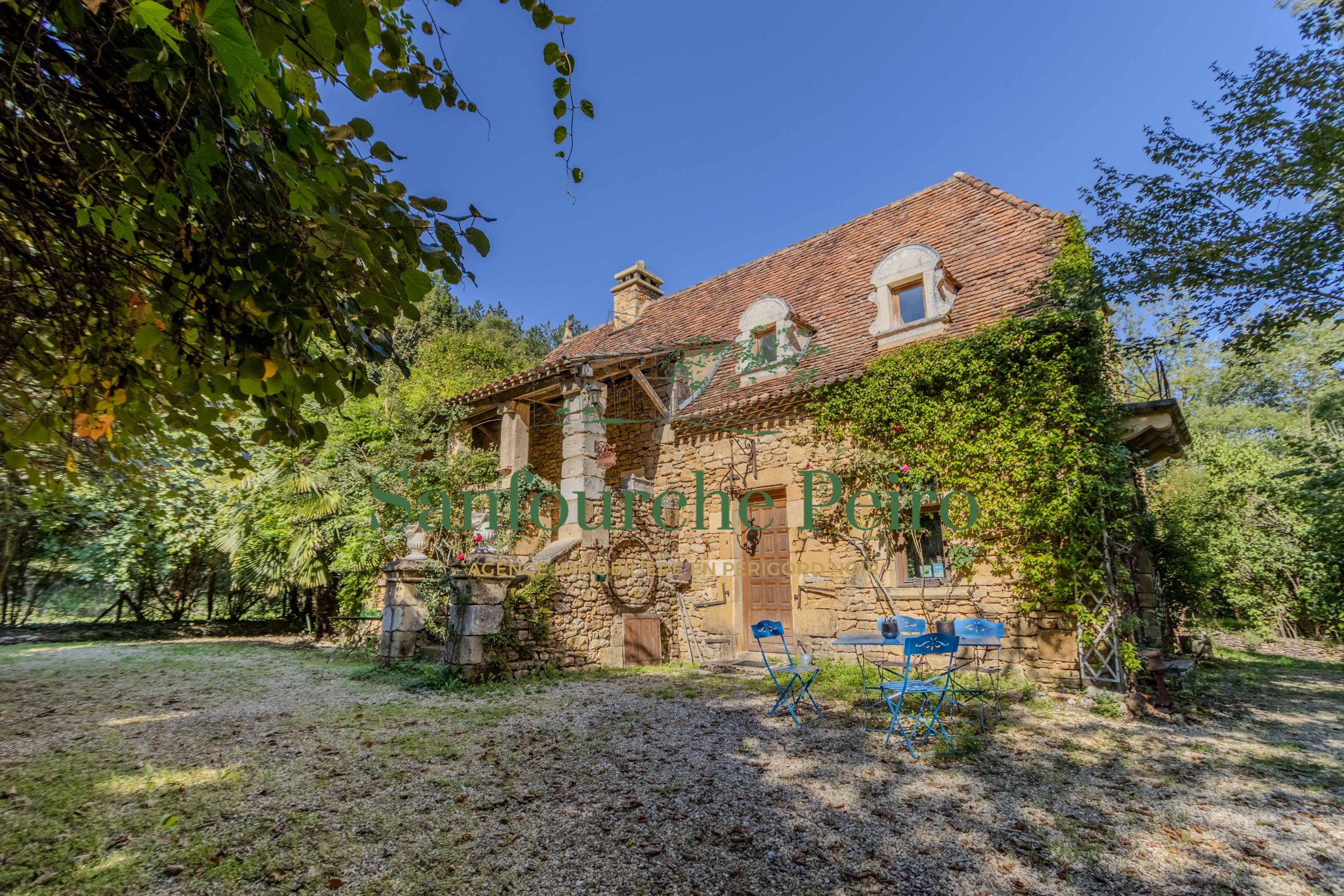 Maison à vendre à Sarlat la caneda, 213 m², 7 pièces – photo 1 sur 35